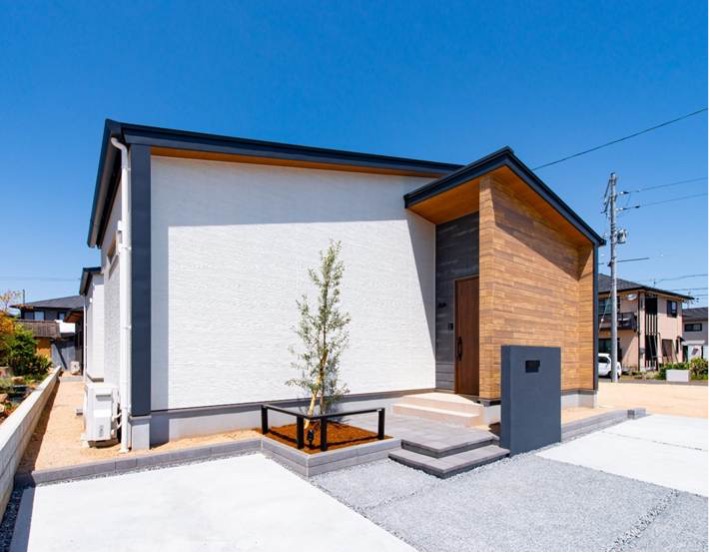 岡山で外観デザインが重要な理由
岡山は年間を通して温暖で過ごしやすい気候ですが、夏は日差しが強く、冬は内陸部で冷え込むなど、季節ごとの気候差が大きい地域です。また、降水量は比較的少ない一方で、強い日射や湿気による外壁の劣化、色あせ、汚れが発生しやすい傾向にあります。
そのため、岡山での外観デザインは、見た目のデザイン性と耐久性・メンテナンス性を両立することが求められます。
たとえば、強い日差しにさらされる南面の外壁には、耐候性の高い外壁材を使用したり、軒を深くして直射日光を軽減したりといった工夫が効果的です。
また、岡山の住宅地は新旧の建物が混在するエリアも多く、街並みとの調和も欠かせません。周囲の景観や色合いに溶け込みながらも、個性を感じさせる外観デザインが好まれています。
 
気候に合った外壁の素材選び