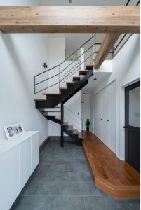 住まいの印象を高めるアイアン階段