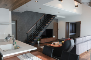 勾配天井とロフトがつくる、大人のモダン空間