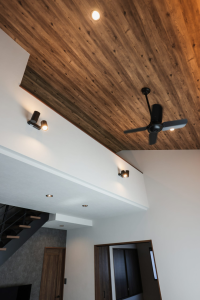 勾配天井とロフトがつくる、大人のモダン空間