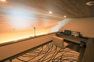 勾配天井とロフトがつくる、大人のモダン空間