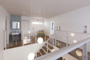 透明パネルで光をつなぐ、家族想いの明るい家