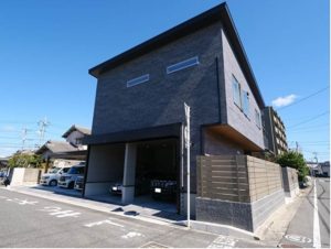 雨の日も快適に出入りできるビルトインガレージ
