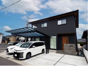 黒を基調としたモダン外観と、上質なLDKが魅力の住まい
