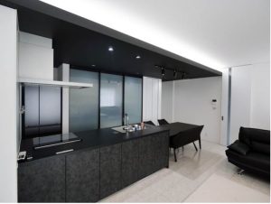 黒を基調としたモダン外観と、上質なLDKが魅力の住まい
