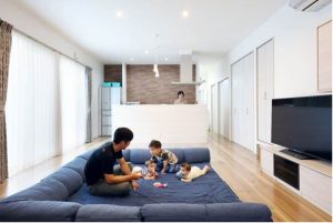 子育て家族がのびのび暮らす、庭付きの平屋
