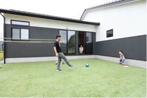 子育て家族がのびのび暮らす、庭付きの平屋
