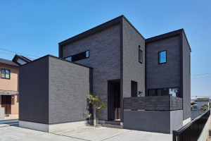 圧倒的な存在感を放つ「黒の邸宅」
