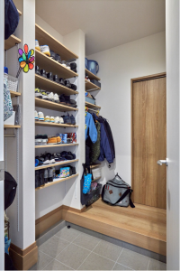 帰宅動線が整うコート掛け付き収納